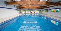 Vue de la piscine intérieure : offre spéciale de 3 nuits au prix de 2, valable pour 1 ou 4 personnes selon le type de chambre proposé par l’hôtel le Palmyra Golf au Cap d’Agde